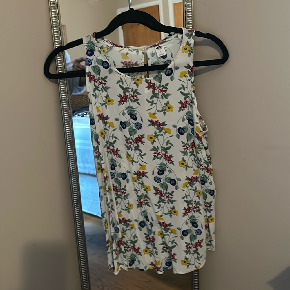 Old nave loose fitting sleeveless top